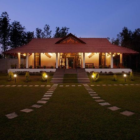 Stayvista At Cedar - Strelitzia 2Bhk With Breakfast And Jacuzzi Chikmagalur Exterior photo